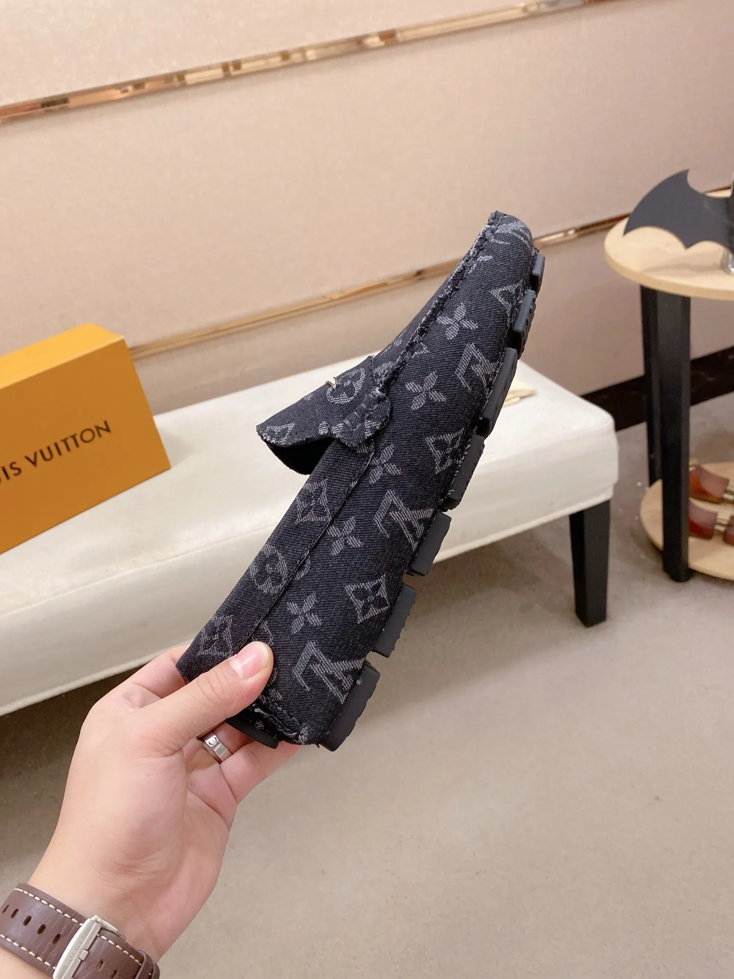 Factory price: 500💰High-end quality! LV 🆕🆕Exclusive hot-selling products in stock🔥🔥New products on the shelves, high-quality Ferragamo men's pea shoes, high-end casual driving shoes, with complete packaging! 💪 💪 Material: Imported official website one-to-one fabric 🐂 + Imported high-quality buffalo leather lining + wear-resistant outsole 👍🏻👍🏻 Features: High-end and comfortable, purely handmade 🚀 🚀 Create the perfect shoes that suit you best 🔥 🔥 Size: (38-44) 45 standard size can be customized!
